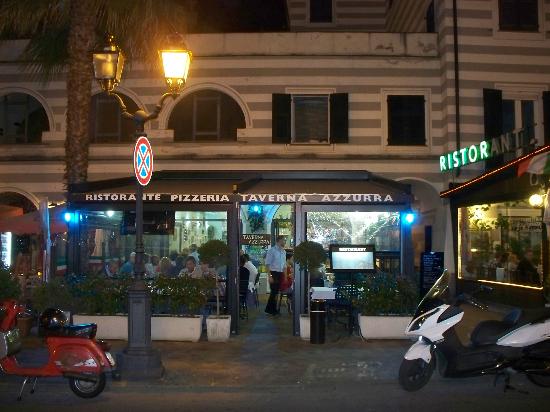 Taverna Azzurra by night, sul lungomare di Rapallo