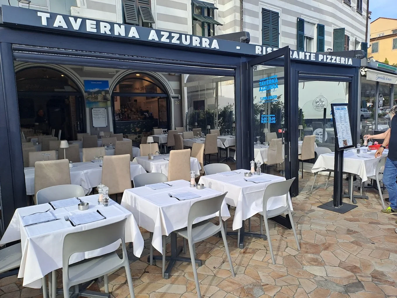 La terrazza sul lungomare di Taverna Azzurra a Rapallo